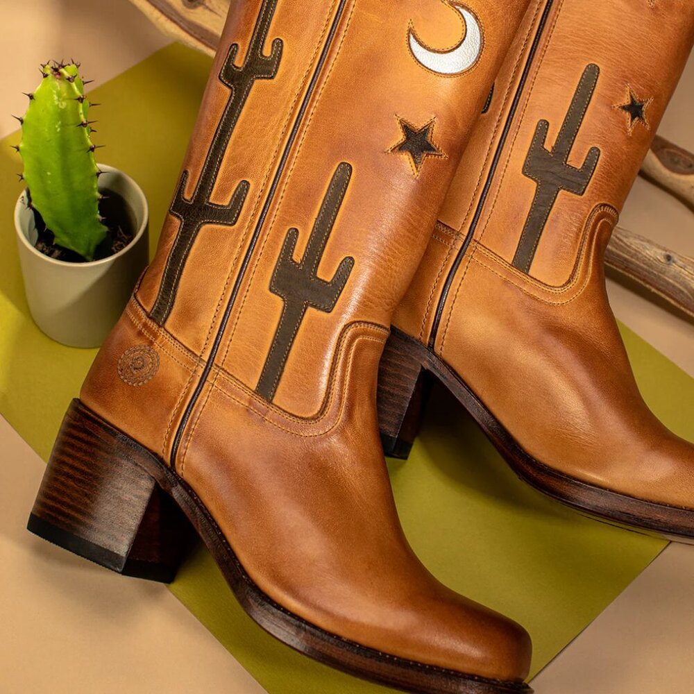 RARE New Ranch Road Hibiscus Desert Cognac Cowboy Boots Size 8 MSRP $970